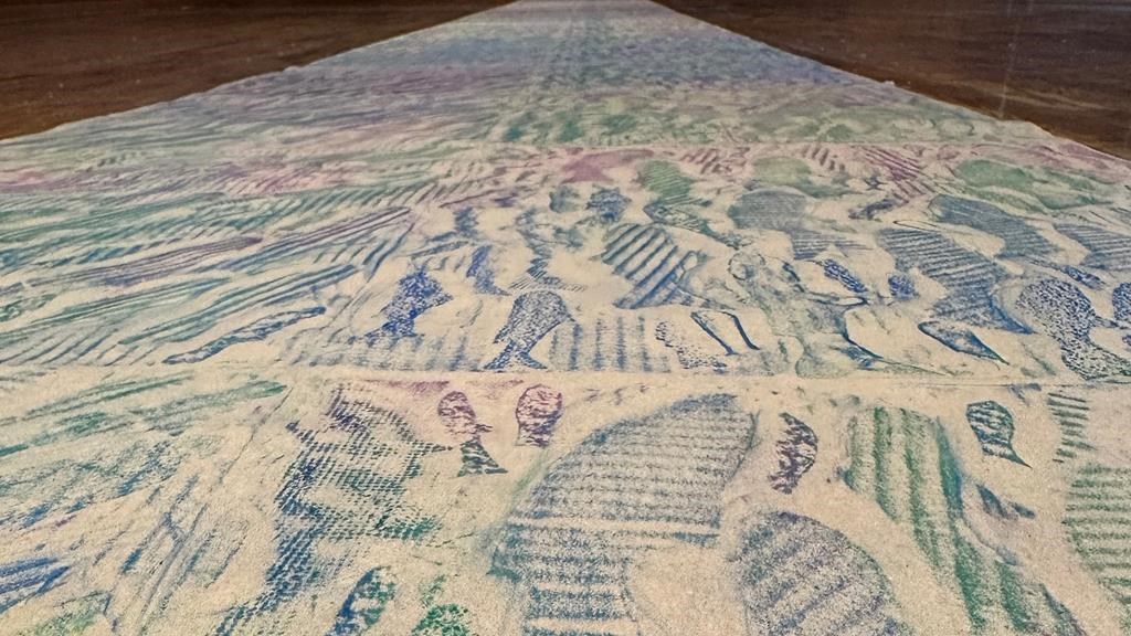 Изображения на стоманена глава и пъстърва трептят върху дълги листове