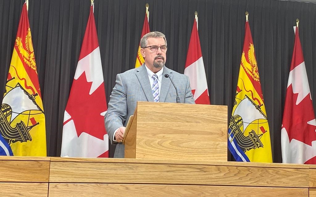 Министърът на образованието на Ню Брънзуик Бил Хоугън започна официалния