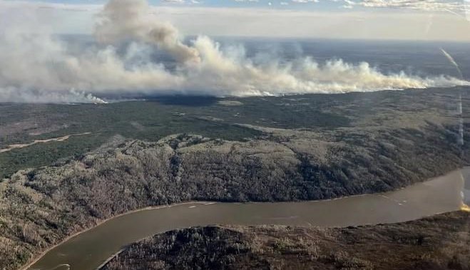 Горски пожари горят в Западна Канада. Какво трябва да знаете