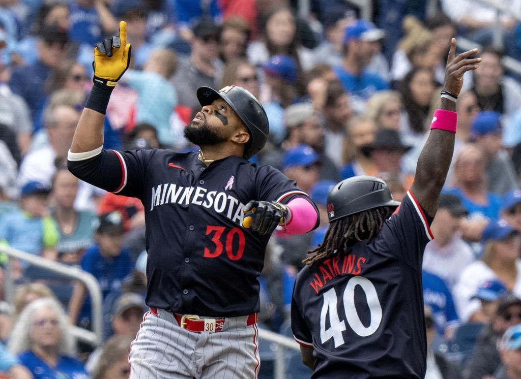 ТОРОНТО – Хоумър с три ръна на Карлос Сантана в