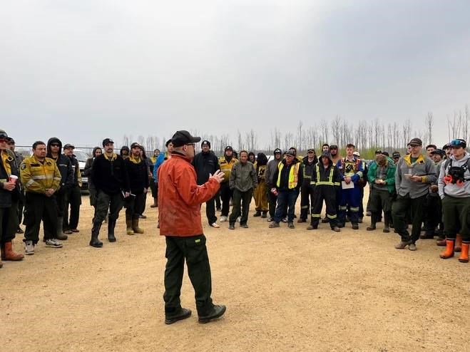 Докато хората в редица общности в Северна Алберта остават в