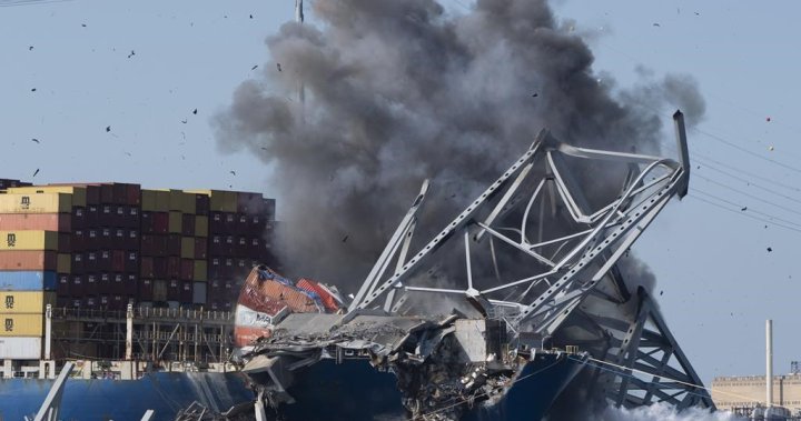 Участък на срутения мост в Балтимор, свален с контролирана експлозия