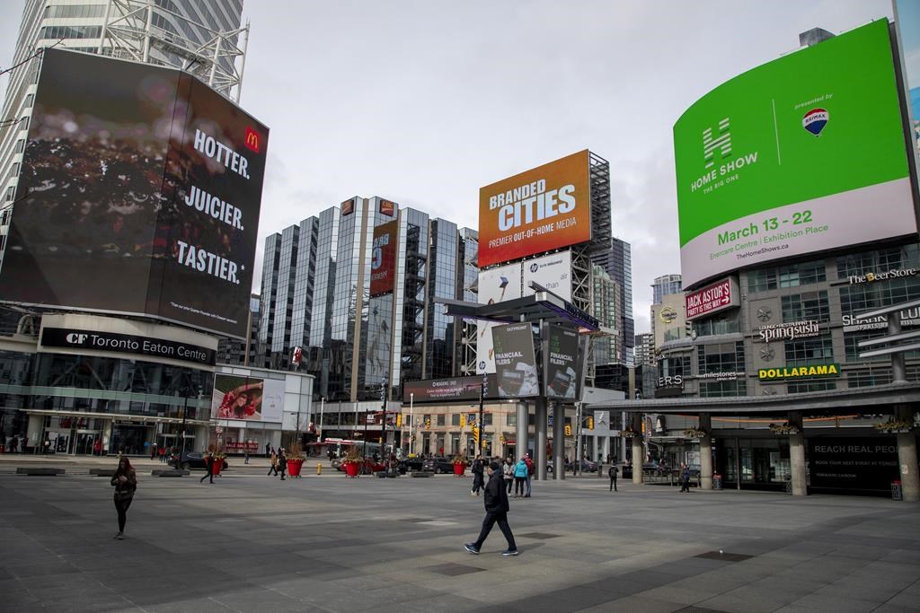 Град Торонто казва че табелите за площад Yonge Dundas Square са