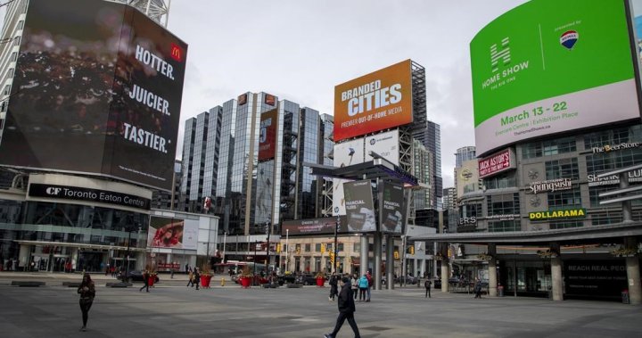Град Торонто казва че табелите за площад Yonge Dundas Square