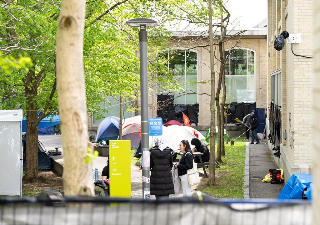 Université du Québec à Montréal подаде молба за забрана срещу