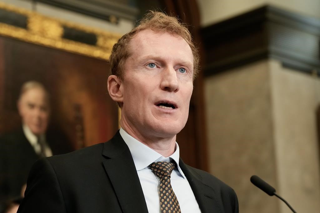 Министърът на имиграцията Марк Милър казва че коментарите направени от