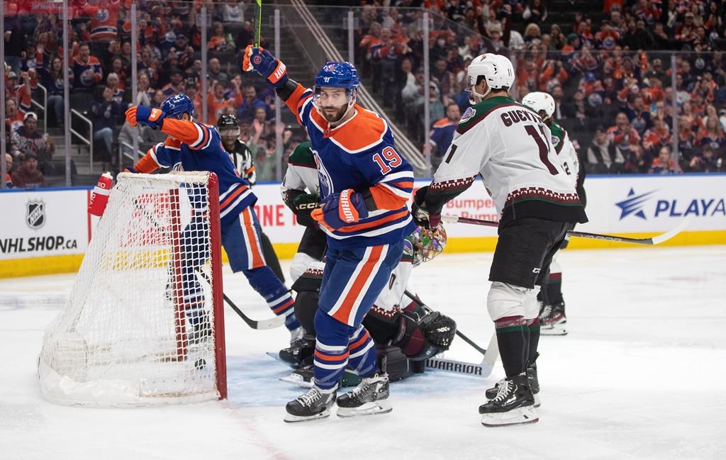 Адам Хенрике е готов да се присъедини към действието Roope Hintz може