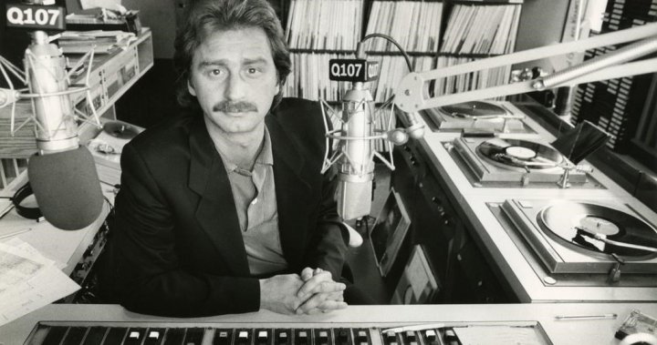 Радиоразпространителят Боб Маковиц старши чието визионерско програмиране вдъхна известен артистичен