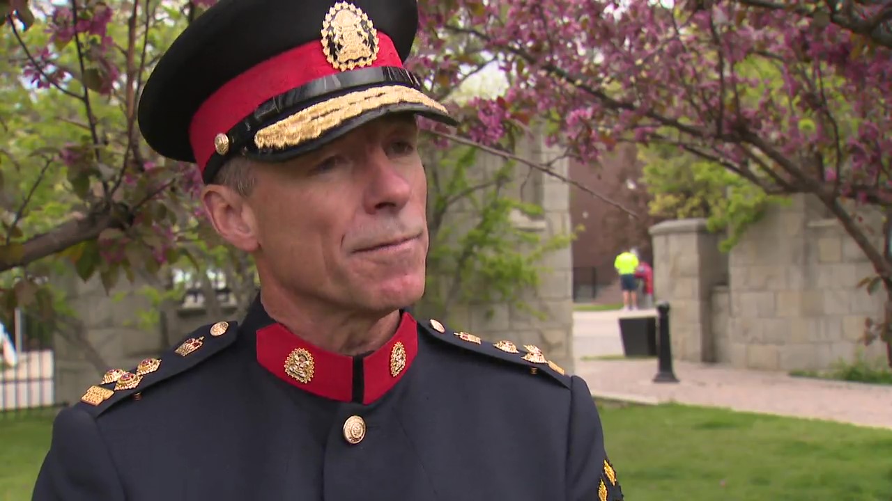 Началникът на полицията в Калгари Марк Нойфелд каза че изтекло