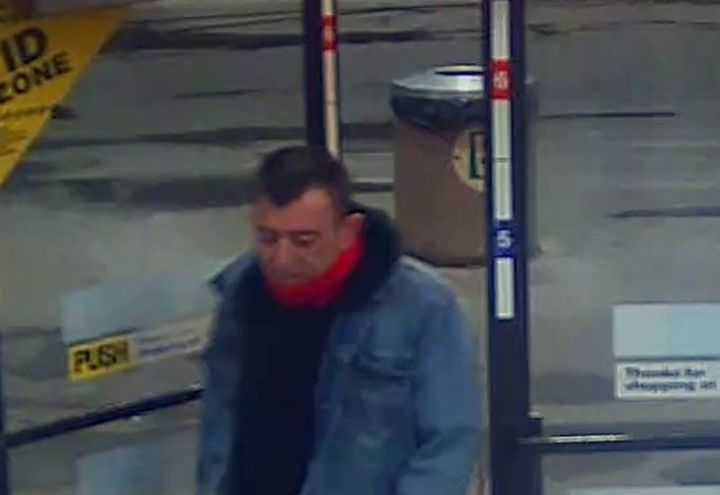 Полицейската служба на Едмънтън публикува снимки в четвъртък на заподозрян