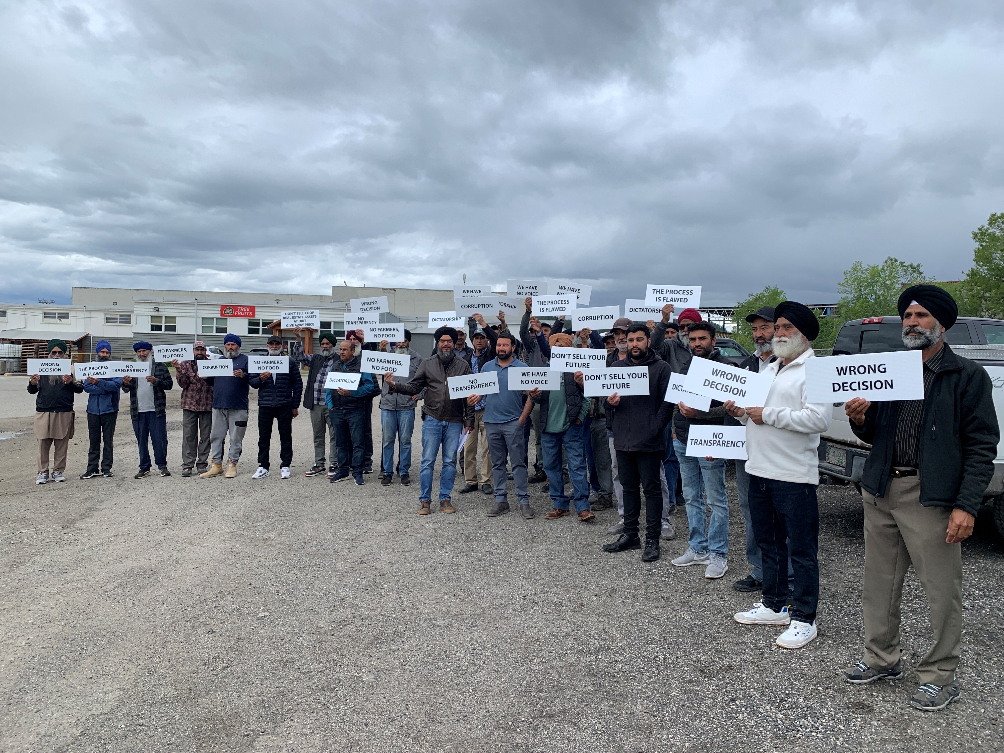 Okanagan growers protest against their own cooperative, demanding transparency