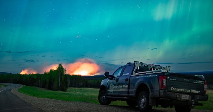 Горските пожари се разрастват в Западна Канада, разселвайки хиляди