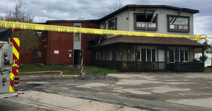 30 наематели бяха изселени, след като пожар разкъса апартамент в Бобкейджън, Онтарио.