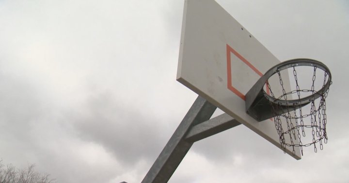 Regina Food Bank си партнира с организация с нестопанска цел, за да добави баскетболно игрище към центъра на града