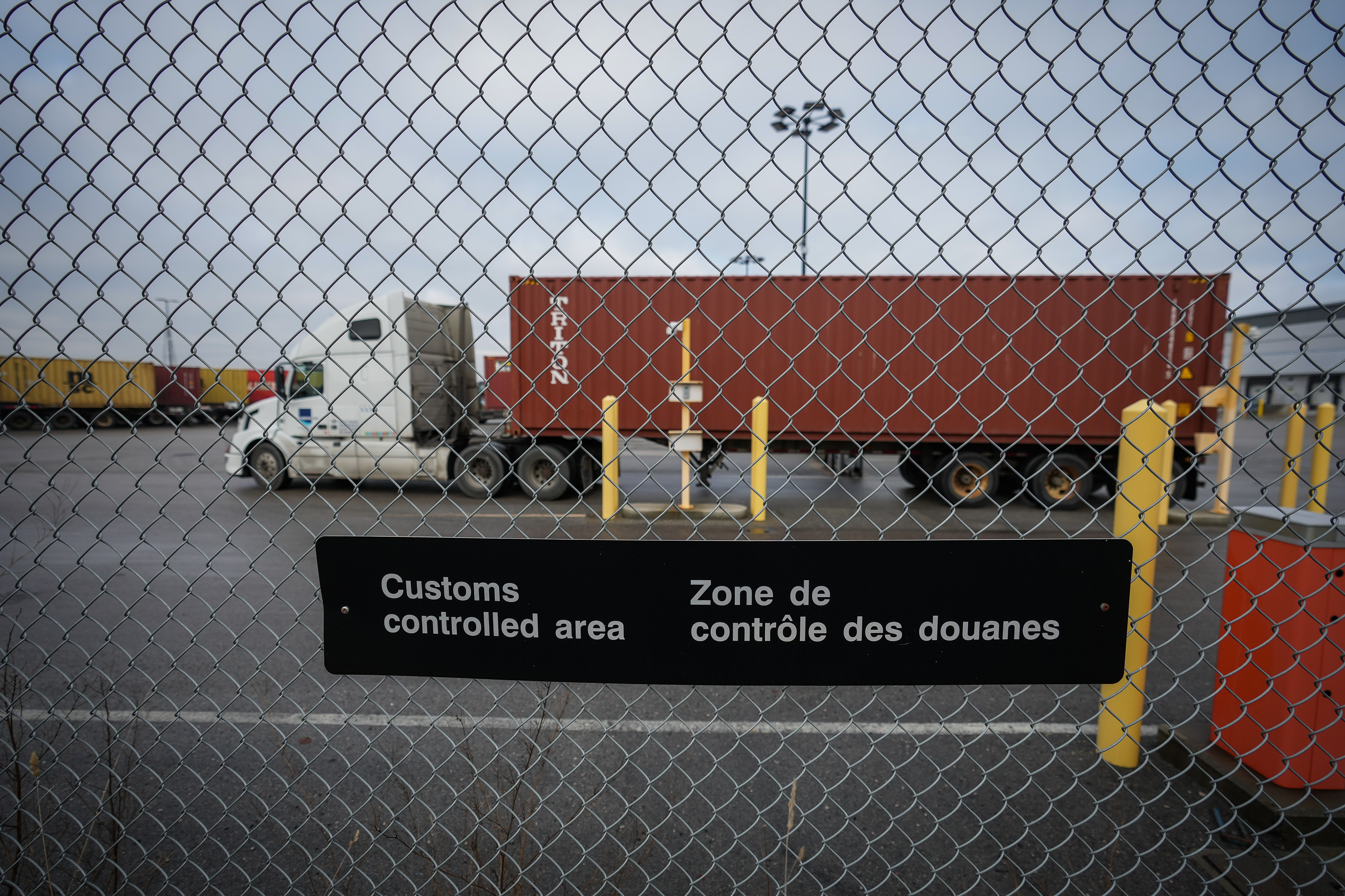 CBSA workers vote in favour of strike action, warn of border disruptions