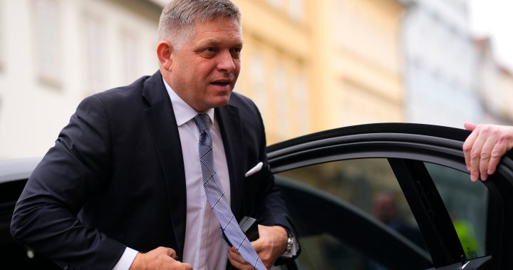 Съобщава се, че министър-председателят на Словакия е прострелян и е в болница