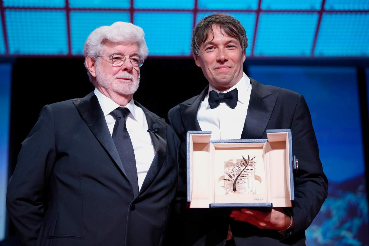 Sean Baker, right, holds the Palme d’Or for the film ‘Anora,’ alongside George Lucas during the awards ceremony of the 77th international film festival, Cannes, southern France, Saturday, May 25, 2024