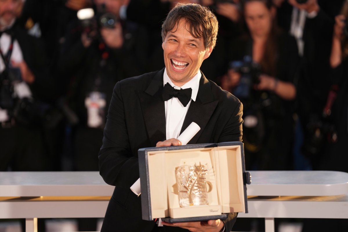Sean Baker, winner of the Palme d'Or for the film 'Anora,' poses for photographers during the photo call following the awards ceremony at the 77th international film festival, Cannes, southern France, Saturday, May 25, 2024. 