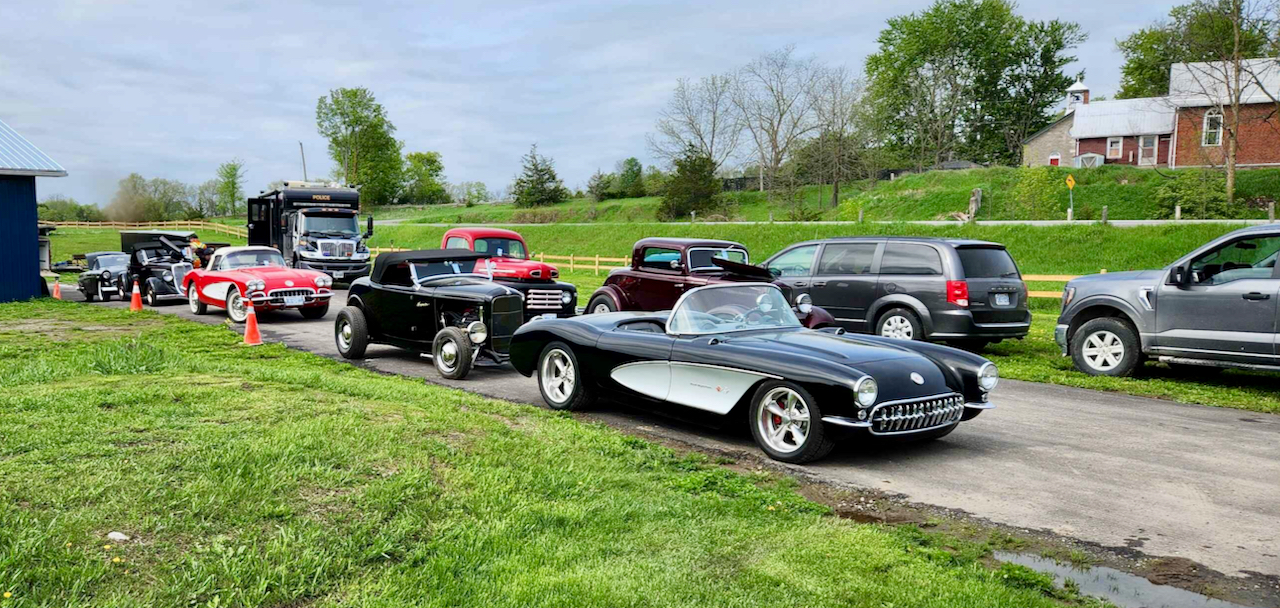 Двама души бяха арестувани след като полицията откри няколко откраднати