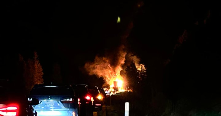 Магистрала 97C затворена близо до Пийчланд, Британска Колумбия, поради пожар в превозно средство
