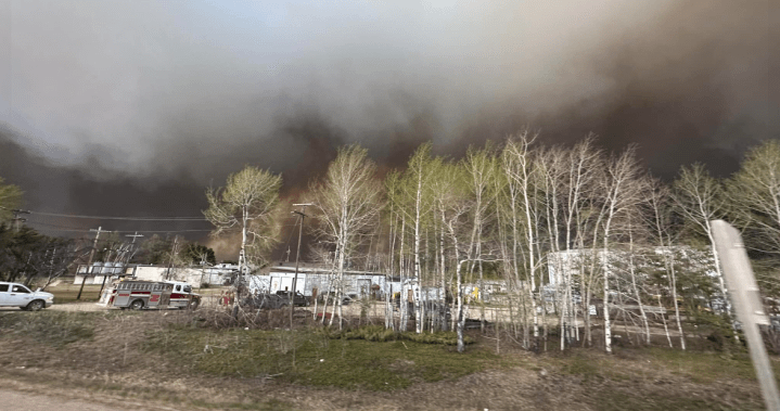 „Всички са в безопасност“: Жителите на Манитоба очакват новини, след като заплахата от горски пожар доведе до евакуация на града