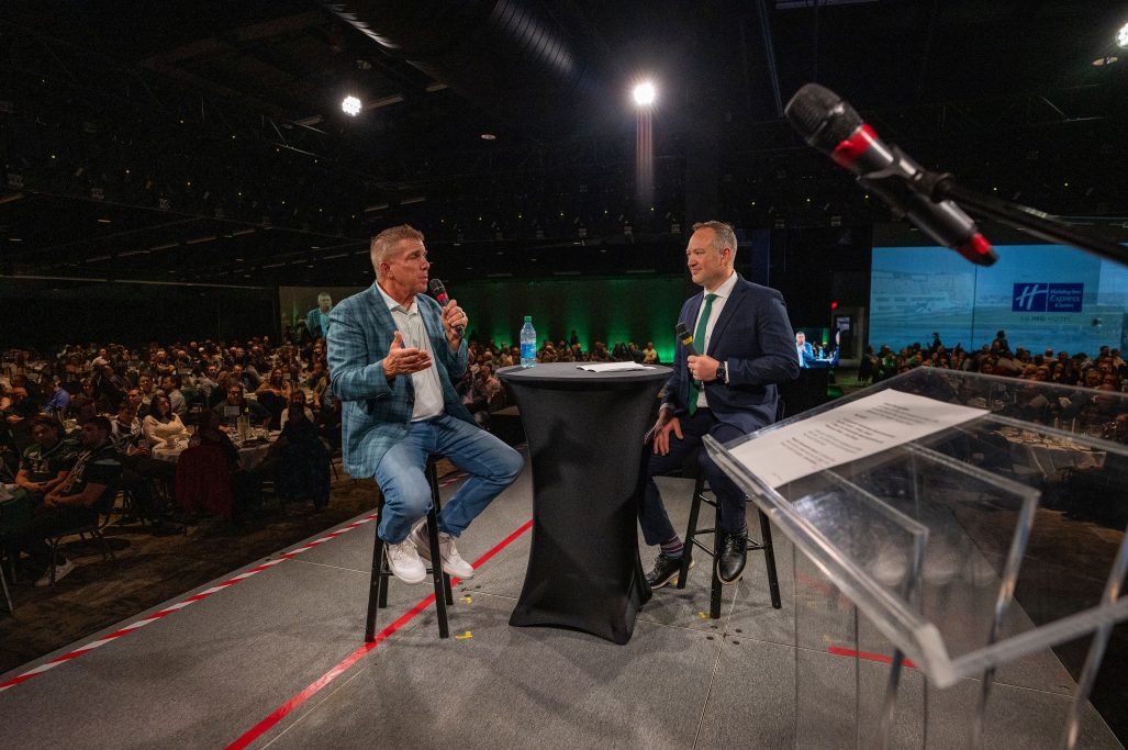 В продължение на 24 часа главният треньор на Huskies от