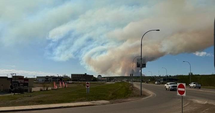Провеждат се евакуации близо до Форт Нелсън, Британска Колумбия поради горски пожар