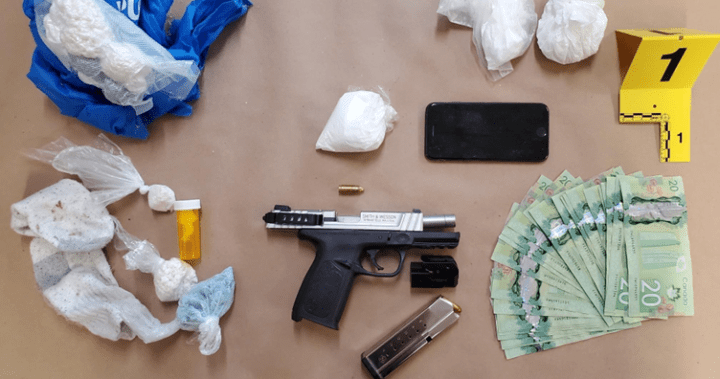 Полицията в Питърбъро откри огнестрелно оръжие при превземане на жилище