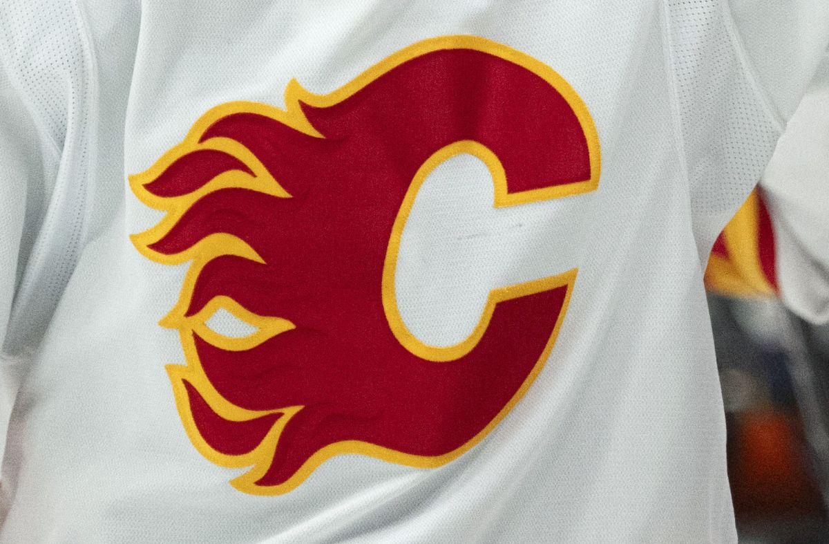 Помощник треньорът на Калгари Флеймс Марк Савард и клубът от НХЛ