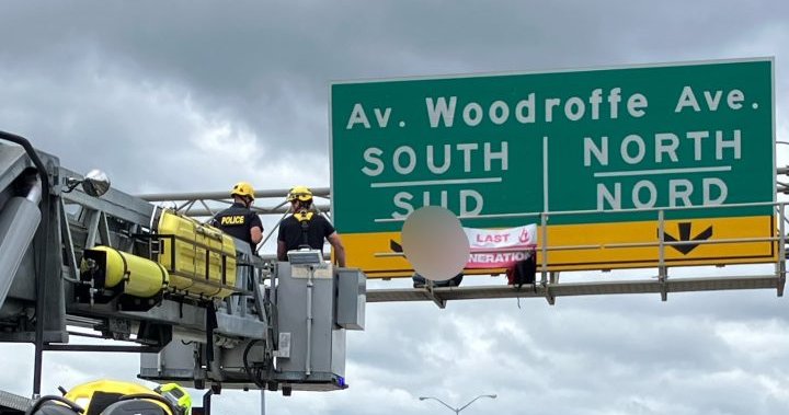 Трима протестиращи се катерят на магистрални знаци в източно Онтарио
