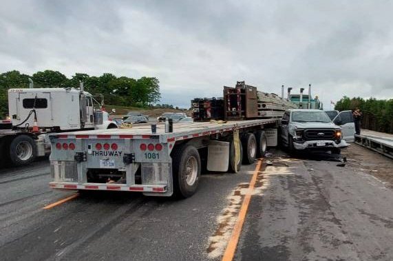 Крадци на камиони катастрофираха, откраднаха колата на добрия самарянин в странен автообир: полицията в Онтарио