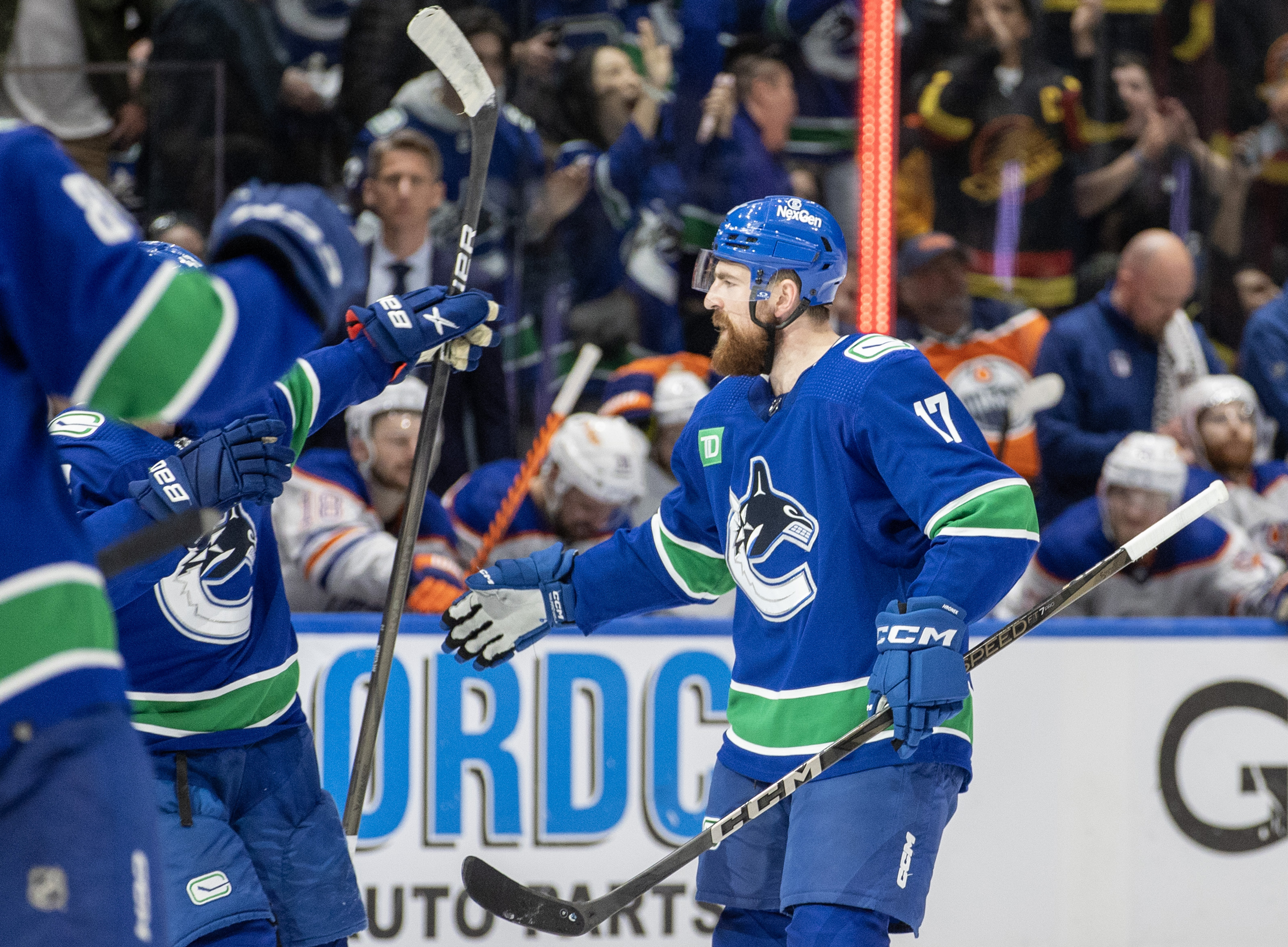 Ванкувър Кенукс подписаха със защитника Филип Хронек за осемгодишно удължаване със