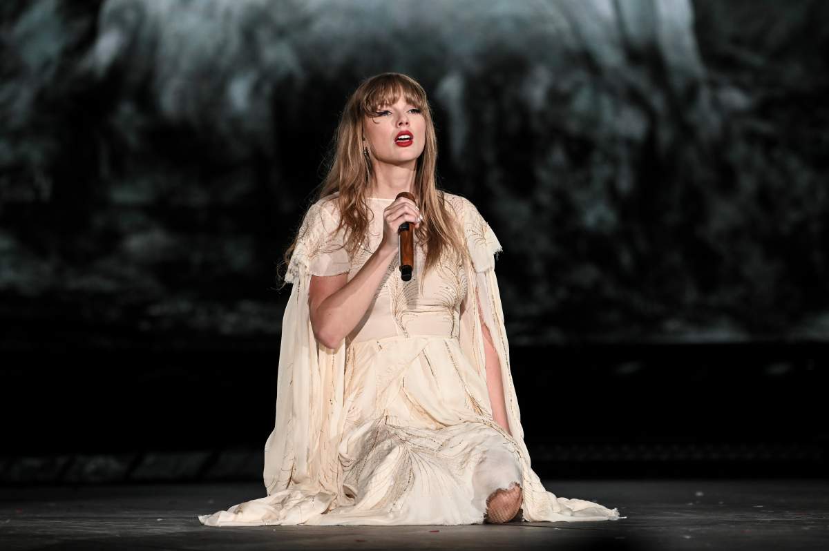Taylor Swift on stage.