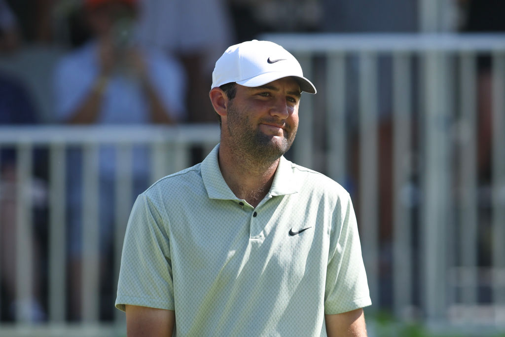 Почти две седмици след като голфър номер 1 в света