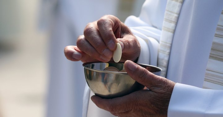Свещеник във Флорида ухапа жена по време на кавга за Светото причастие