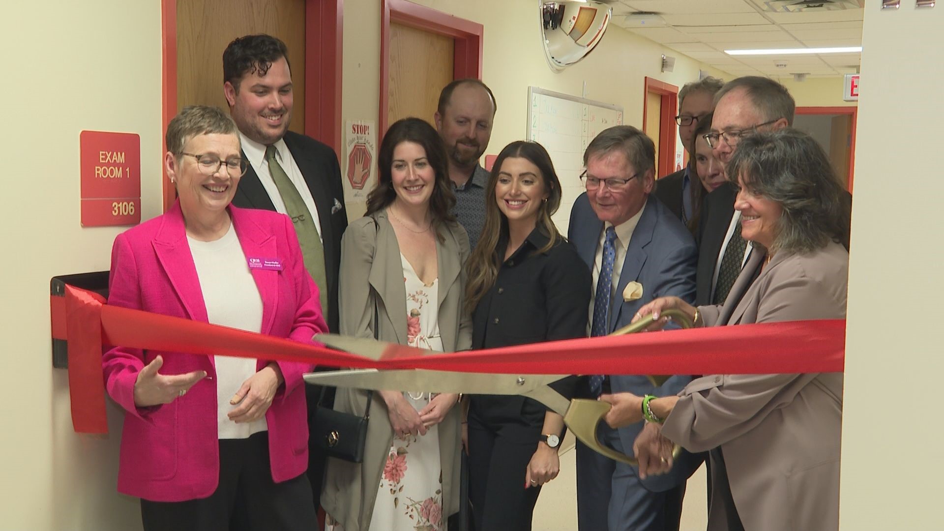 Церемония по прерязване на лентата се проведе в Центъра за