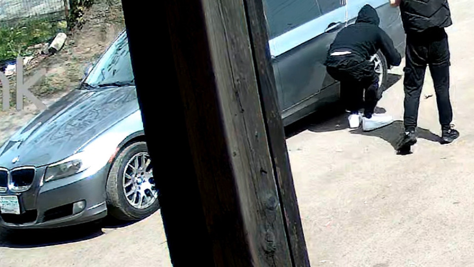 Полицията търси да идентифицира двама заподозрени заснети на видеозаписи свързани