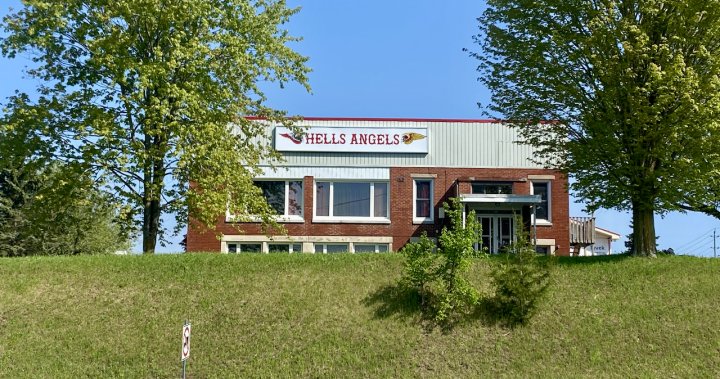 Hells Angels популяризират клуба точно до Питърбъро, Онтарио.