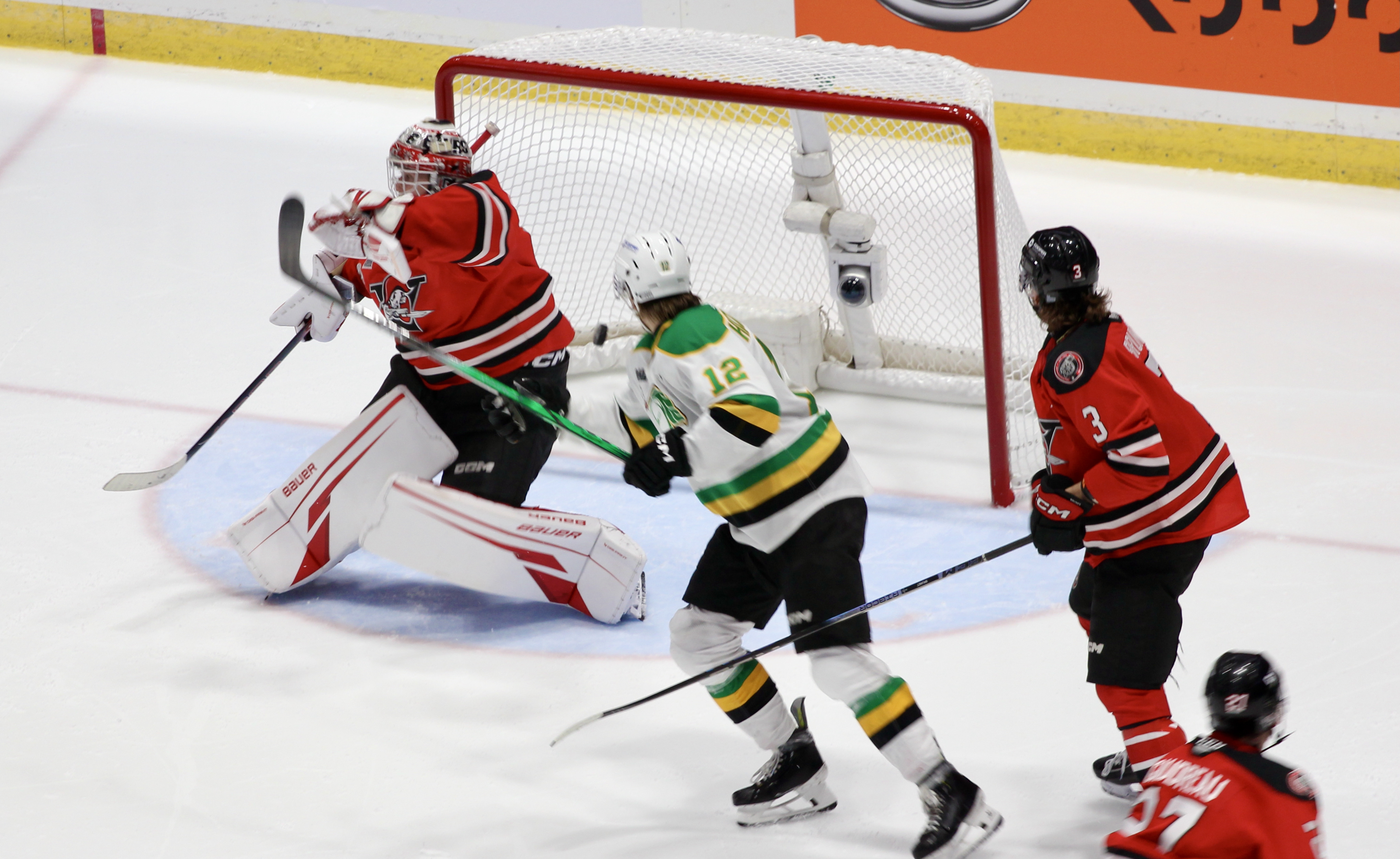 Лондонецът Майкъл Симпсън направи 31 спасявания в мрежата на Лондон