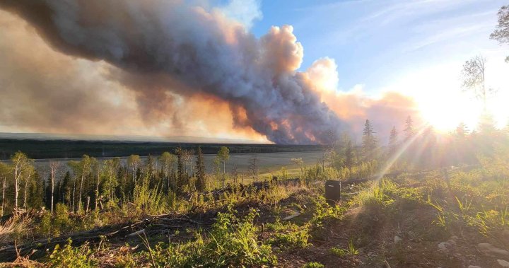 Горски пожари в Британска Колумбия: Жителите на Форт Нелсън помагат да се хранят екипажите, докато пожарът в езерото Паркър продължава да гори