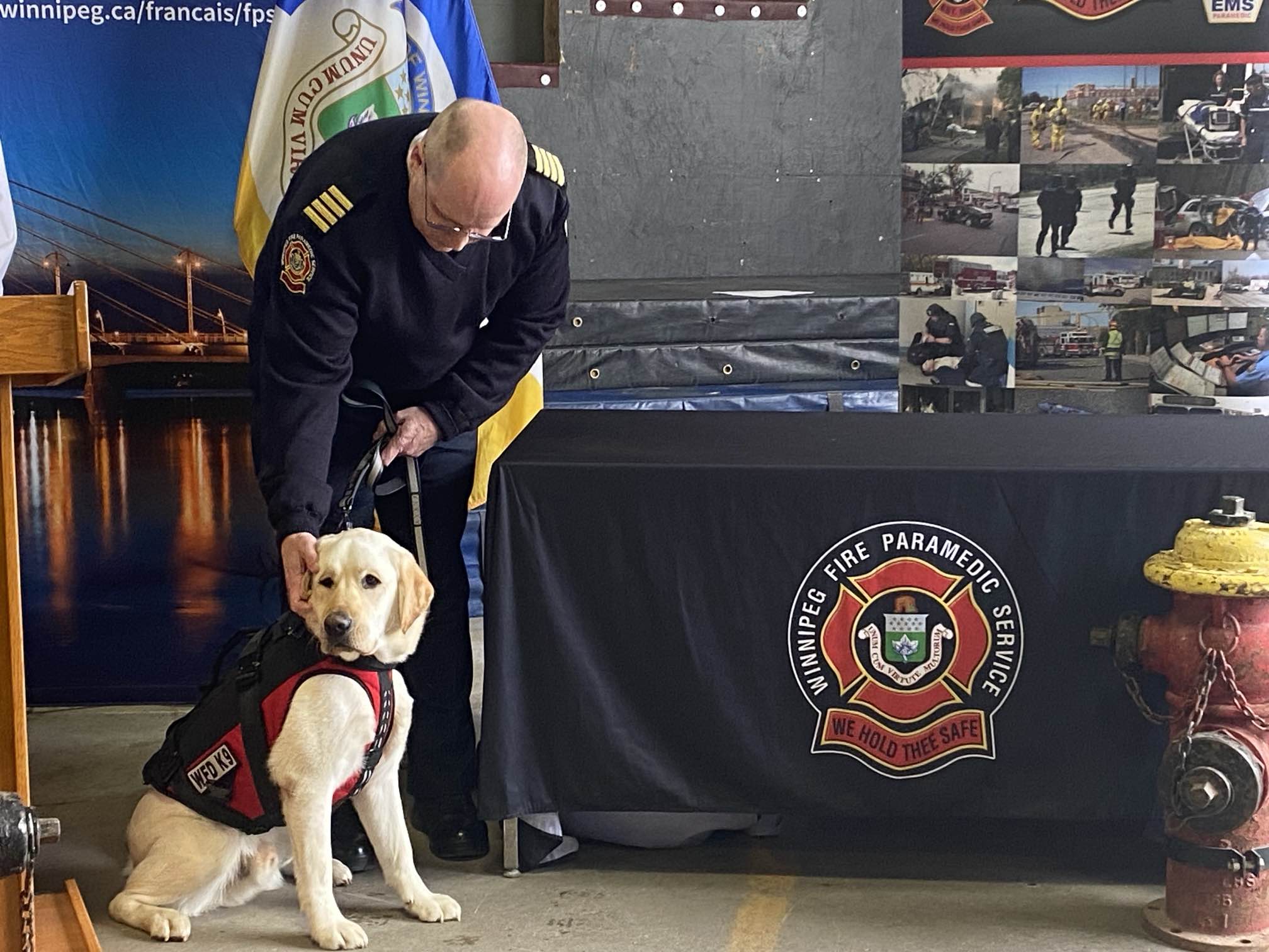 След шест месеца интензивно обучение най новият член на пожарната парамедична