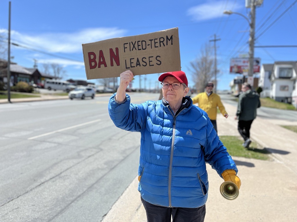 Малка група протестиращи се събраха пред офиса на избирателния район