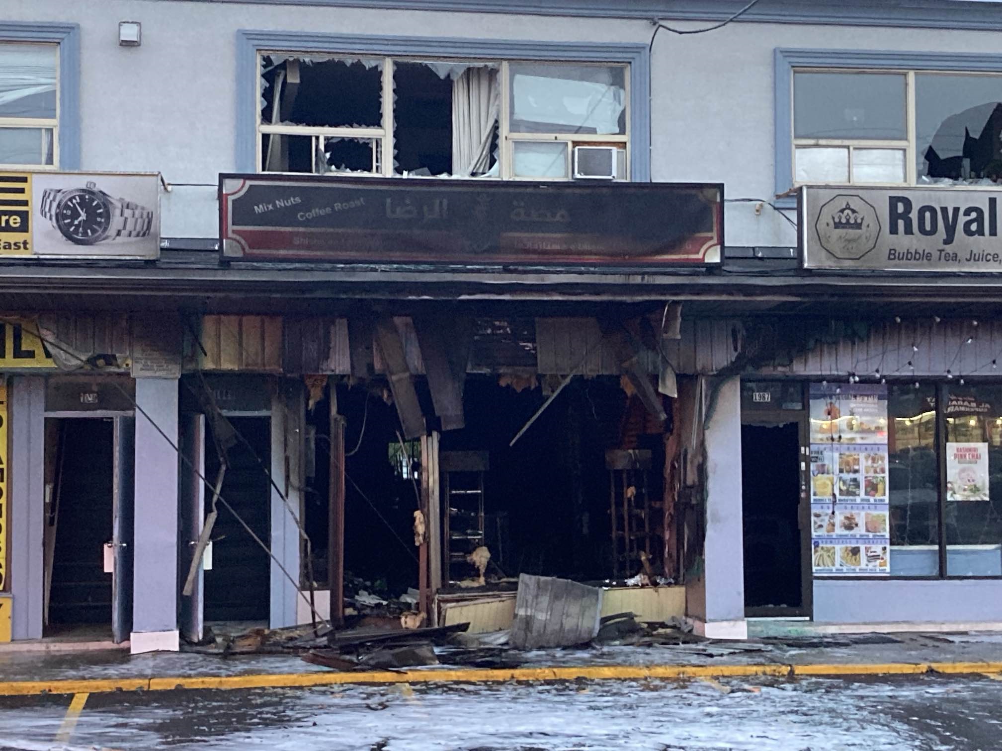 Множество домове над търговска единица в Скарбъро Онтарио бяха засегнати