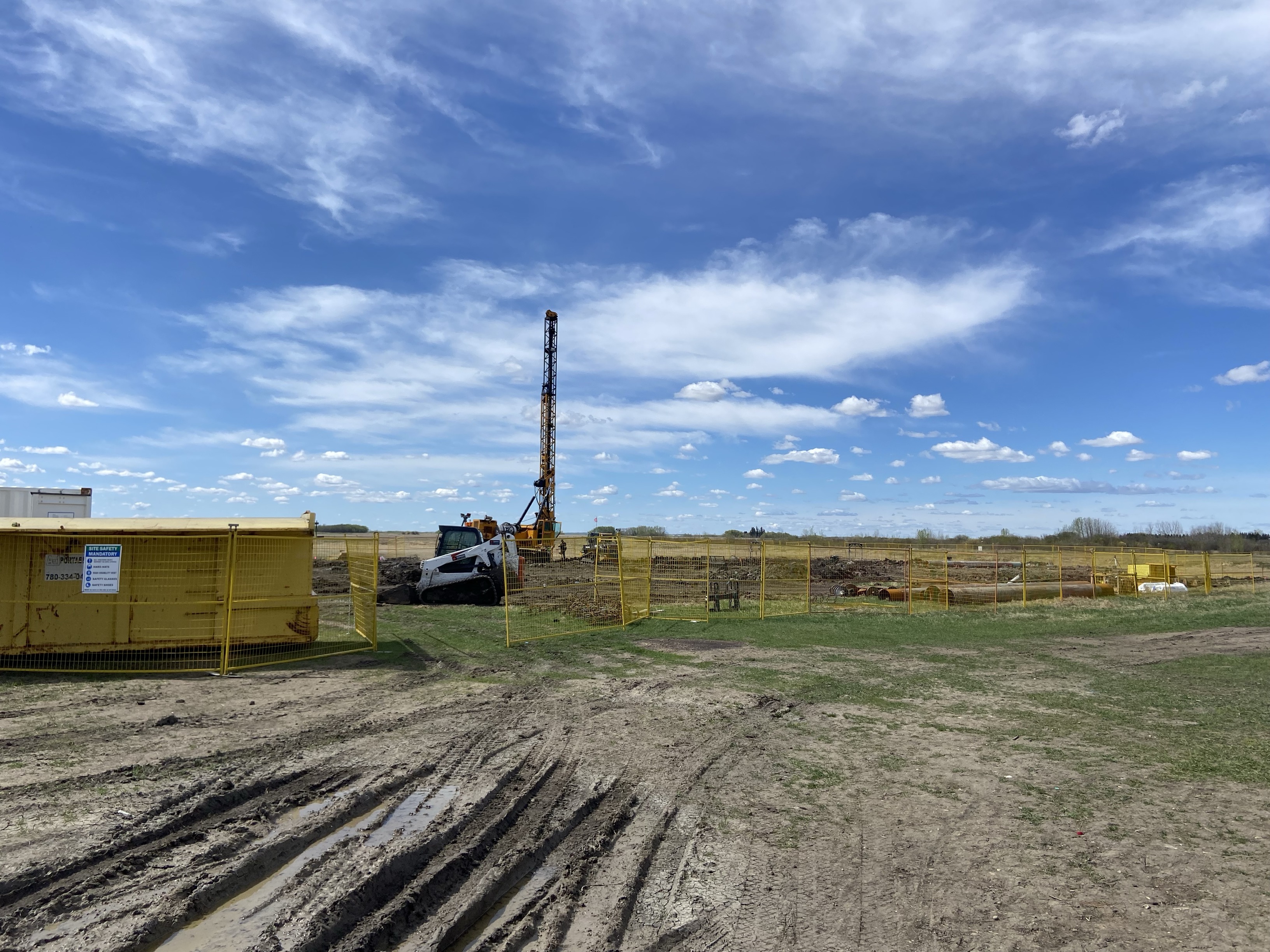 Въпреки че има осигурена земя и финансиране от провинцията постоянен