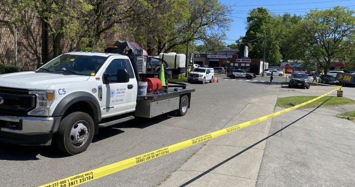 Мъж на около 30 години е мъртъв, след като е бил блъснат от превозно средство в източен Торонто