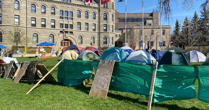 Палатки изпъстриха предната поляна на университета в Уинипег в събота