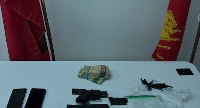 Двама души бяха арестувани след като RCMP откри наркотици пистолет