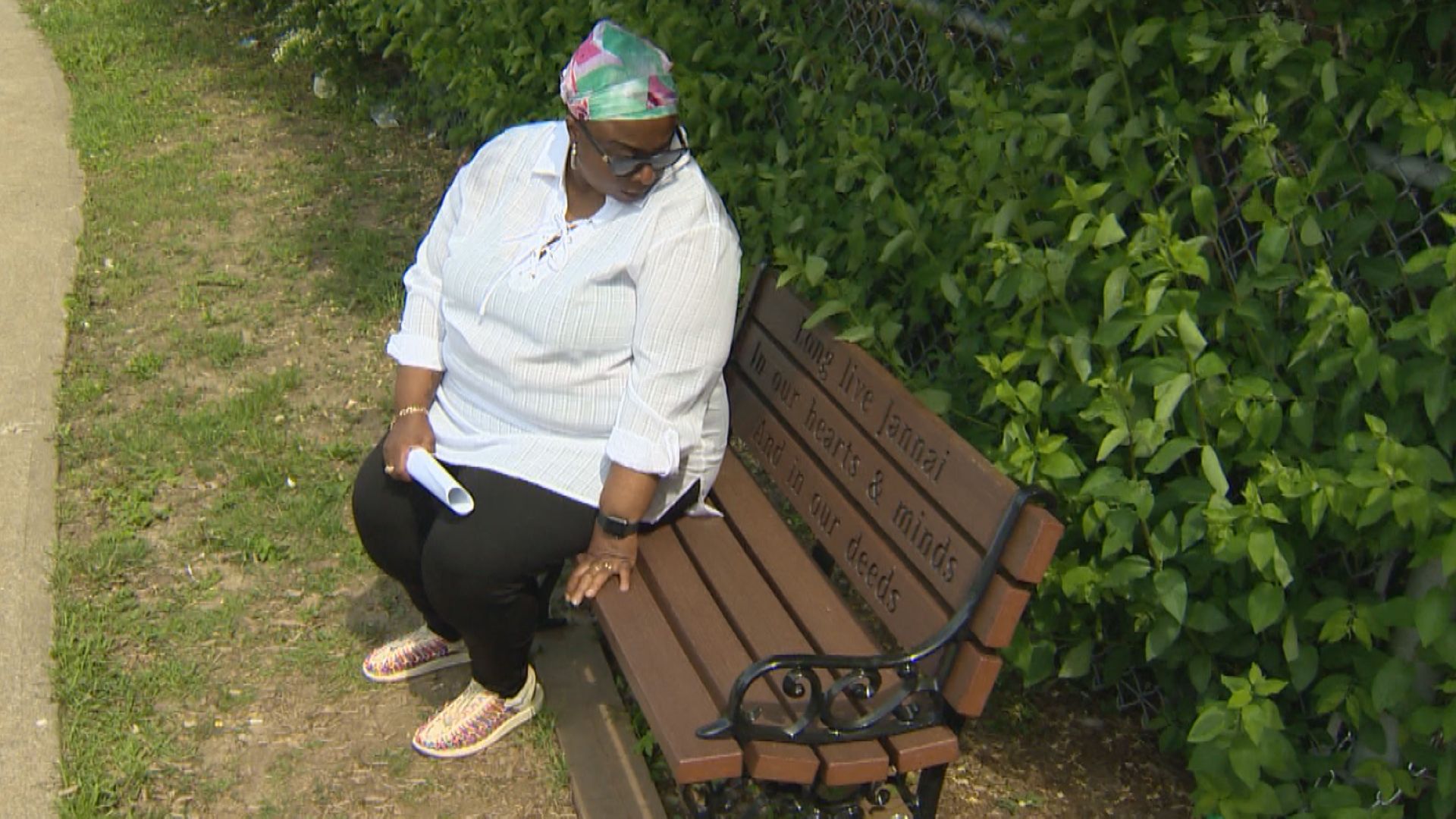 Семейство приятели и поддръжници се срещнаха пред гимназията Mile End