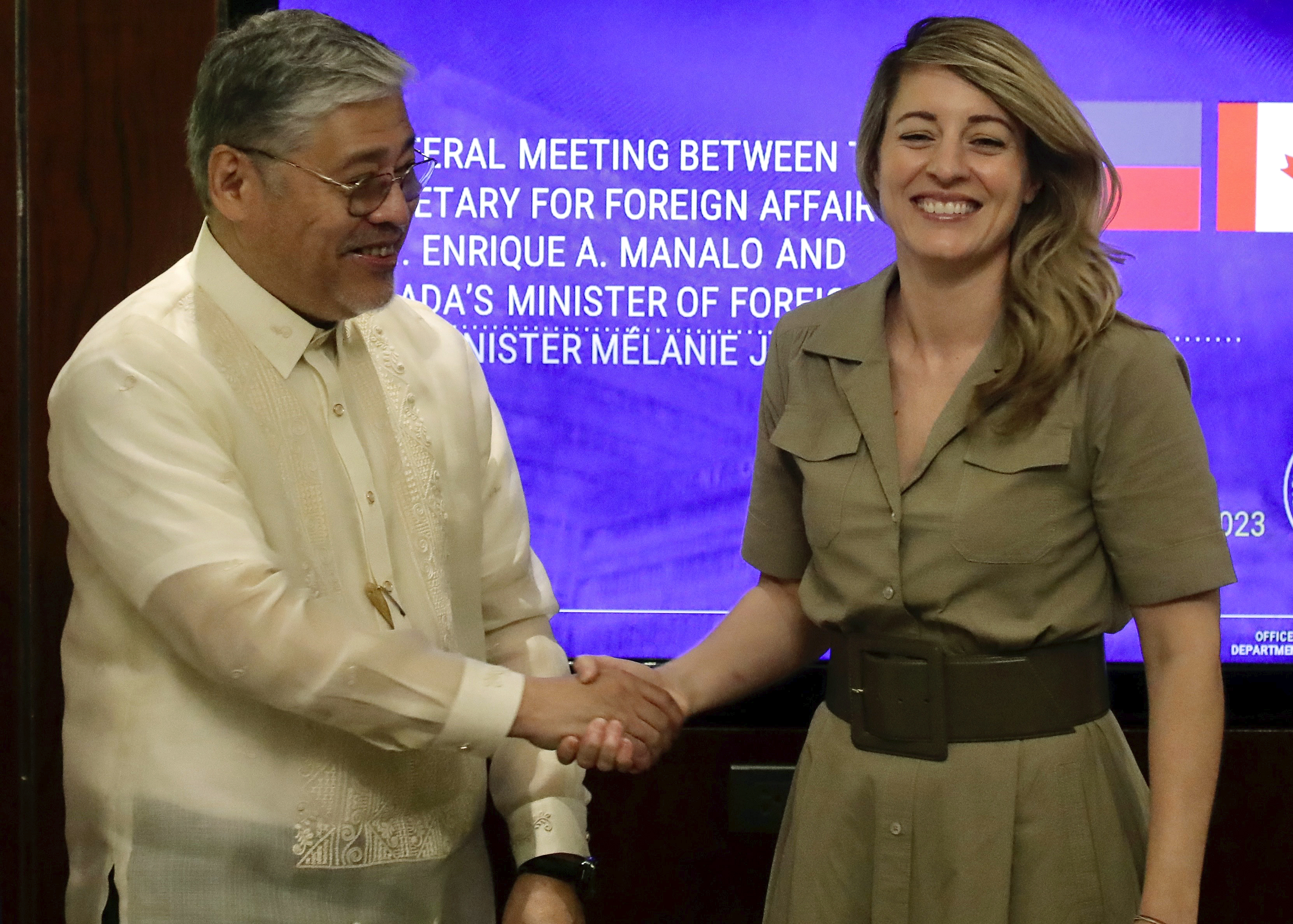 Външният министър на Филипините иска по тесни бизнес и военни връзки