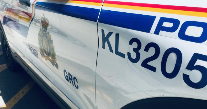 90-дневна забрана за шофьор, след като се качи на заден ход в паркирано превозно средство на RCMP в Келоуна, отказвайки тест за увреждане